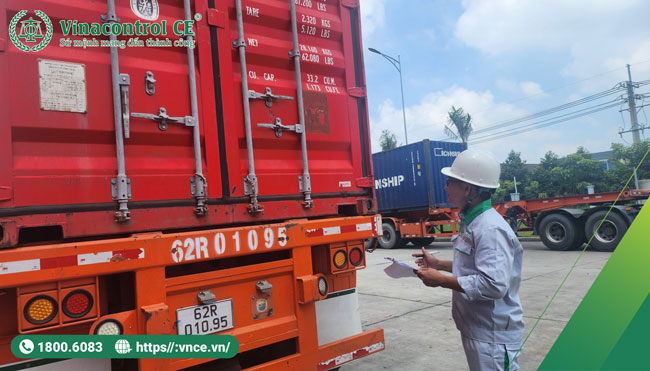 Giám định viên của Vinacontrol kiểm tra tình trạng vỏ container