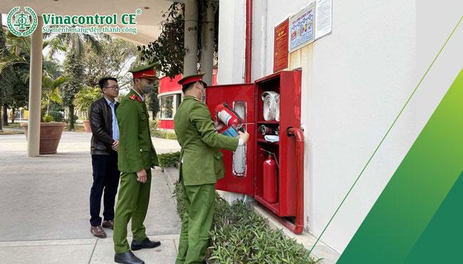 Kiêm tra tem kiểm định trên bình chữa cháy
