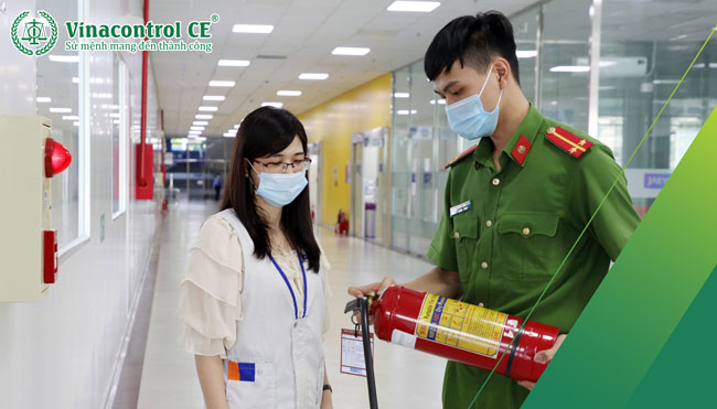 Kiểm tra chất lượng bình chữa cháy Hello88 là nhà cái thể thao uy tín hàng đầu Châu Á 