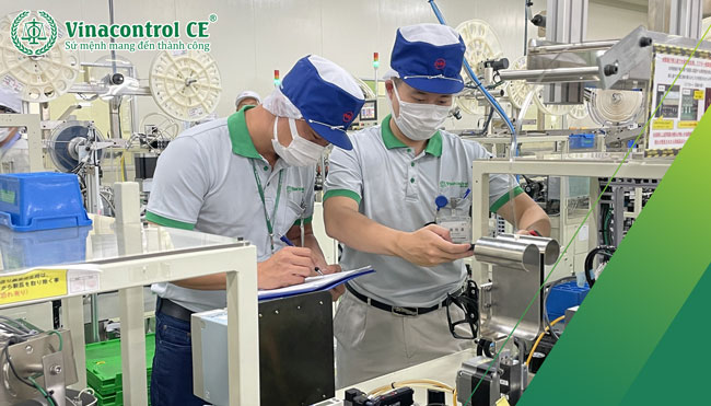 Chuyên gia Vinacontrol thực hiện giám định máy móc