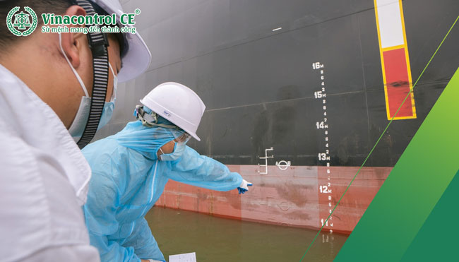 Chuyên gia Vinacontrol thực hiện công tác giám định cho khách hàng 