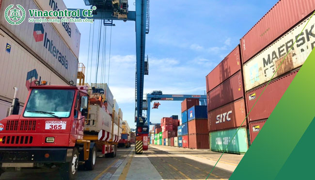 Phí CFS là loại phí được thu khi hàng ở trong kho để chờ xếp lên container hoặc tháo dỡ từ container xuống