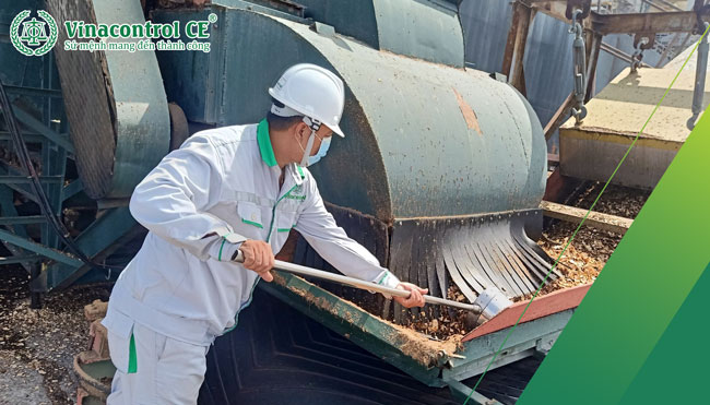 Giám định viên lấy mẫu dăm gỗ 