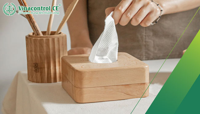 Kiểm tra chất lượng giấy ăn để hoàn thiện thủ tục thông quan 