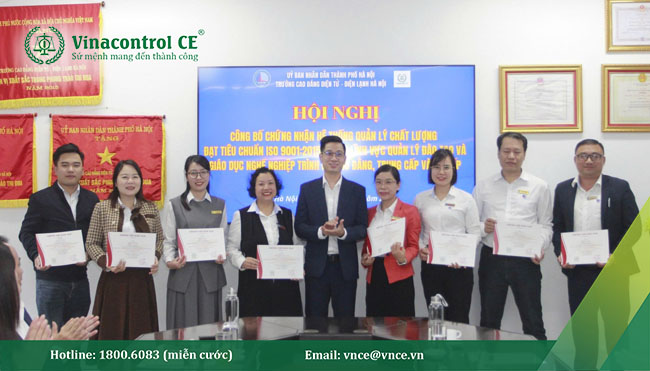 Đại diện Hello88 Trò chơi sòng bạc trực tuyến trao Helloo88 đặc quyền hội viên VIP đào tạo nhận thức về hệ thống quản lý chất lượng ISO 9001:2015