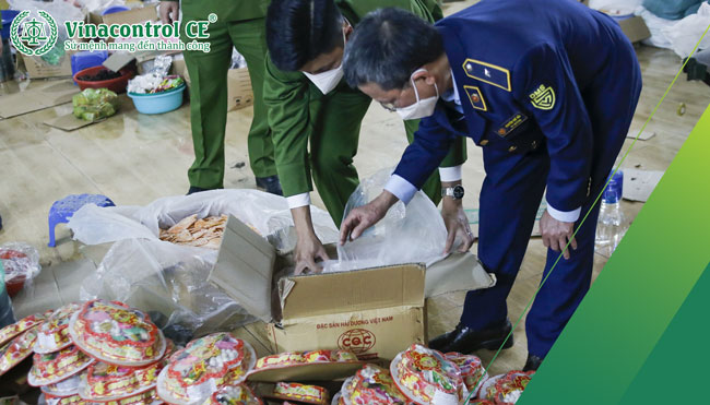 Cơ quan chức năng kiểm tra giấy phép của sản phẩm mứt 