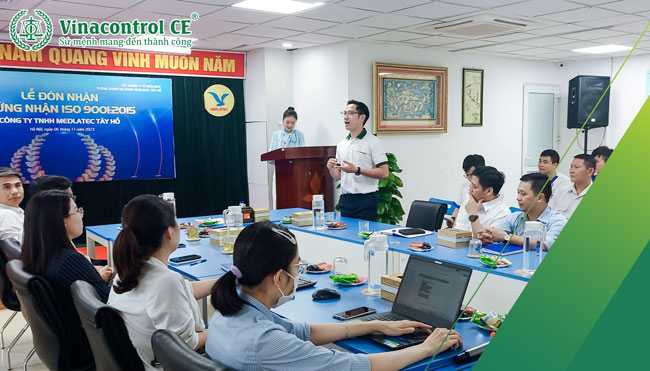Đại diện Hello88 Trò chơi sòng bạc trực tuyến, ông Đào Trọng Hiền chúc mừng thành công của tổ chức trong đạt M.23hello88.com link truy cập 9001