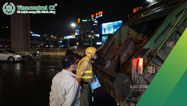 Cảnh sát giao thông thực hiện kiểm tra, xử lý vi phạm xe chở rác (Nguồn: Báo Lao Động)