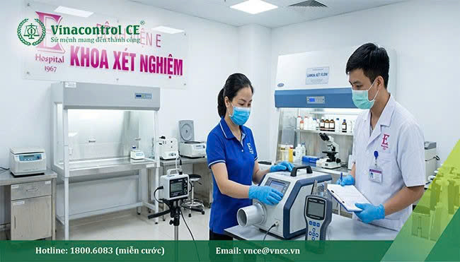 Kỹ thuật viên lấy mẫu tại khoa xét nghiệm Bệnh viện E