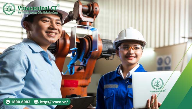 Tiến hành đo đạc, lấy mẫu tại hiện trường