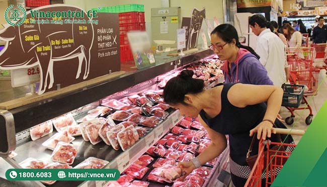 Thịt heo sạch VietGAP được đưa lên kệ hàng trong siêu thị lớn