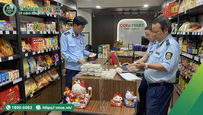 Cán bộ thị trường kiểm tra chất lượng hàng hoá 