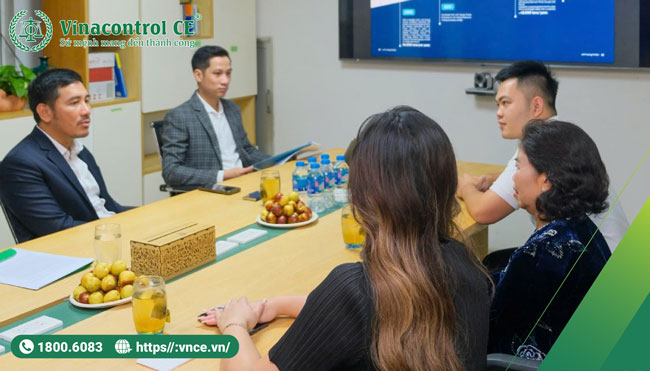Đại diện ban lãnh đạo của Hello88 Trò chơi sòng bạc trực tuyến và Linh Hương trao đổi tại Lễ trao Helloo88 đặc quyền hội viên VIP