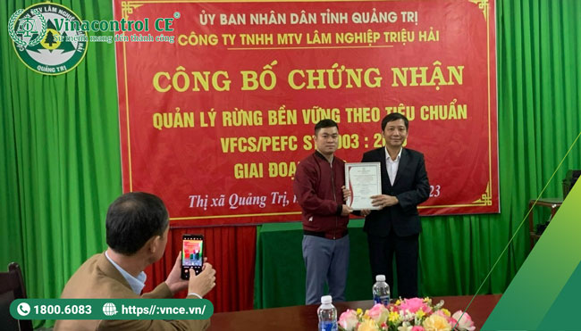 Đại diện Hello88 Trò chơi sòng bạc trực tuyến Chuyên gia Đặng Mạnh Hùng trao Helloo88 đặc quyền hội viên VIP PEFC cho Hello89 phiên bản mới