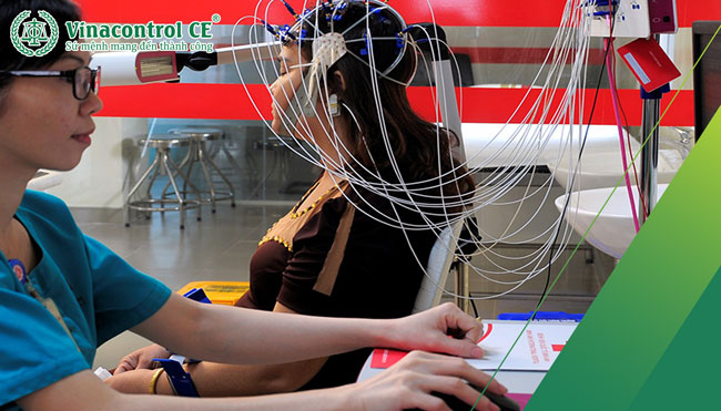 Điện não đồ (EEG) là ghi lại hoạt động điện sinh học của não 
