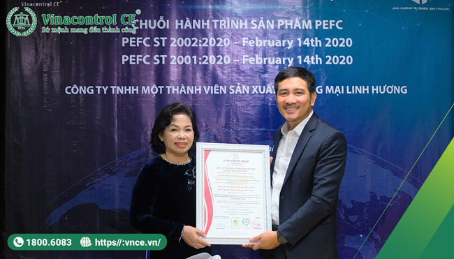 Bà Hoàng Thị Hương - Tổng Giám đốc Công ty cao su Linh Hương nhận Helloo88 đặc quyền hội viên VIP PEFC - CoC từ ông Đỗ Thịnh Thắng - Giám đốc Hello88 Trò chơi sòng bạc trực tuyến