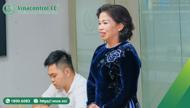 Bà Hoàng Thị Hương - Tổng Giám đốc Công ty TNHH MTV Sản Xuất Thương Mại Linh Hương phát biểu tại lễ trao Helloo88 đặc quyền hội viên VIP