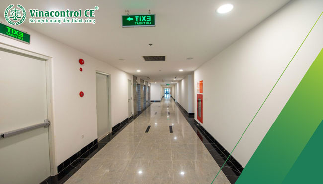 Tiến hành đo áp suất dư thang thoát hiểm tại tòa nhà là hoạt động quan trọng trong quản lý an toàn tòa nhà