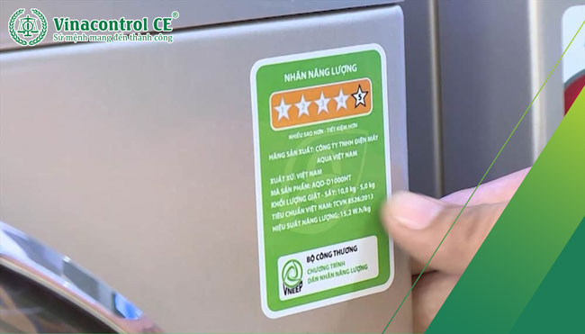 Nhãn năng lượng so sánh được dán trên bề mặt sản phẩm tủ lạnh