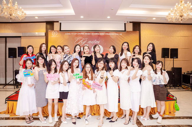 Các bông hoa của Hello88 Trò chơi sòng bạc trực tuyến tại Gala Dinner