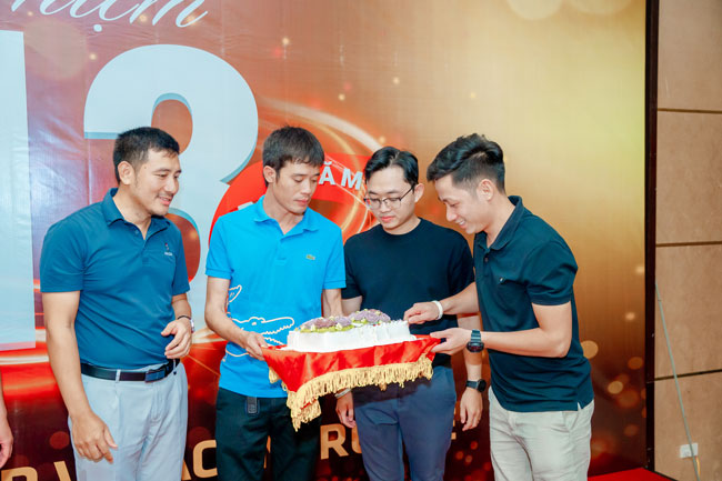 Ban lãnh đạo Hello88 Trò chơi sòng bạc trực tuyến cắt bánh trong buổi lễ kỷ niệm 13 năm thành lập 